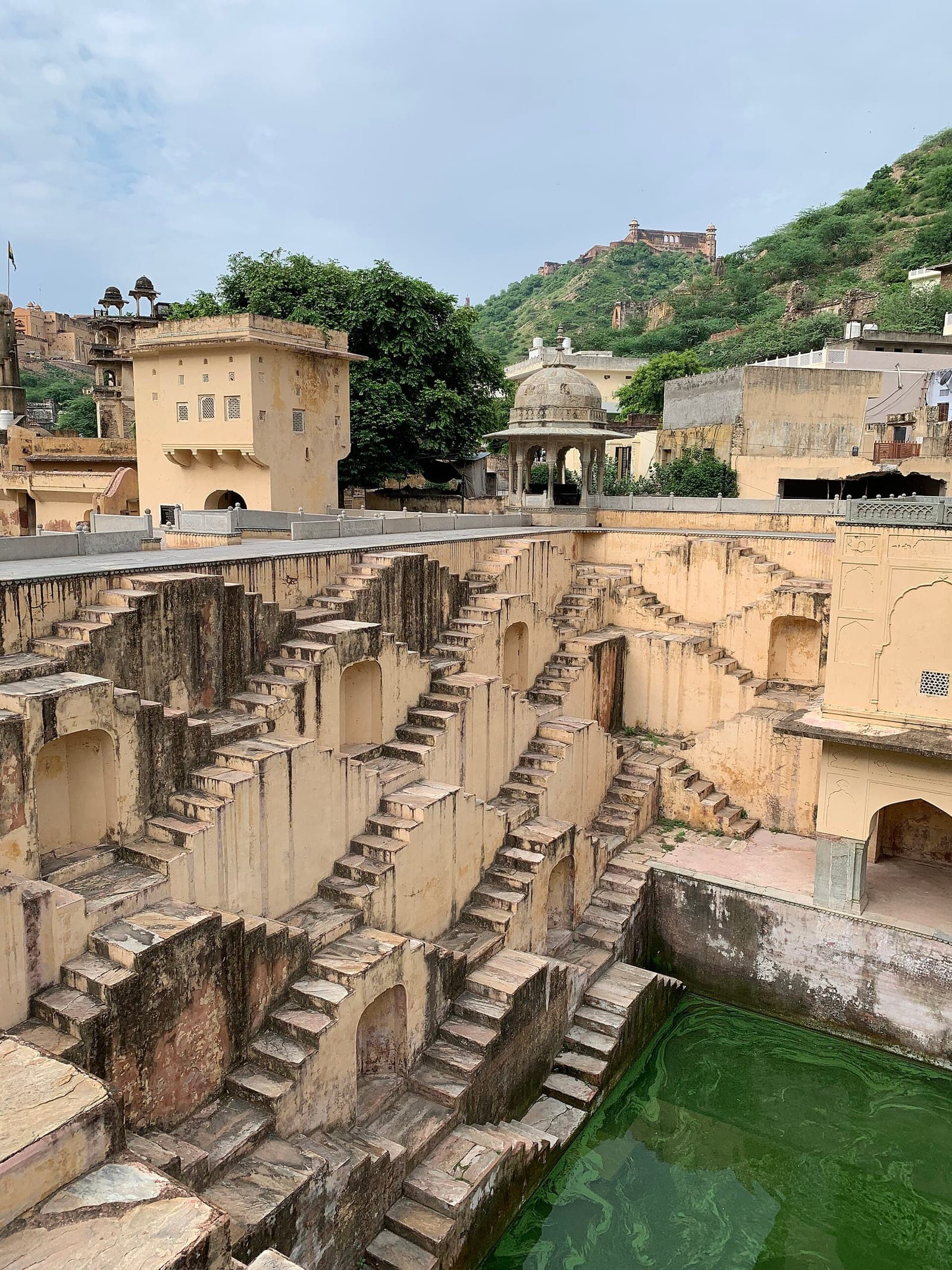 Panna Miyan Ka Kund, Amber (Panna Meena ka Kund)
